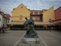 Dolac, Petrica Kerempuh  Sjeverno od Dolca je Trg Petrice Kerempuha na kojem se nalazi prodaja cvijeća, a on se na sjeveru nastavlja na Opatovinu s prodajom odjevnih predmeta i raznih obrtničkih proizvoda.